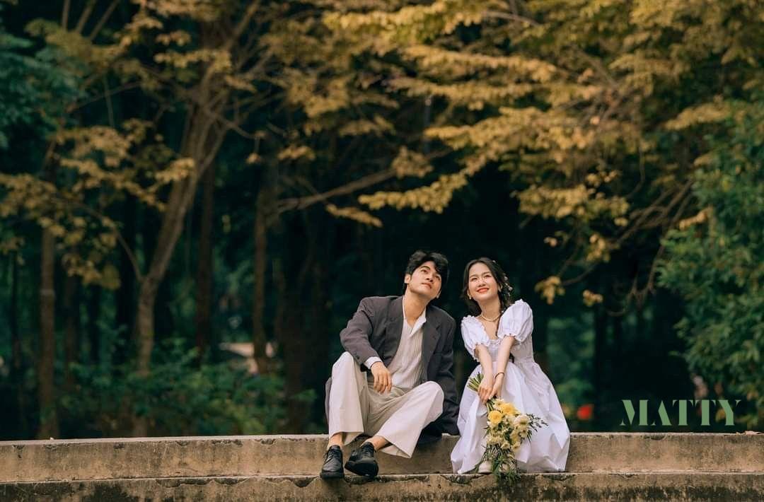 Chụp ảnh couple ngoài trời tự nhiên